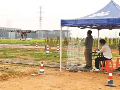 广州低空经济发展带火无人机考证 越来越多年轻人涌入“新赛道”山东女孩为爱私奔,翻墙时摔成瘫痪,男友得知后做法感人