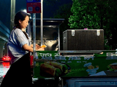 失去双腿的她在夜市摆摊 成了夜市里的“团宠”