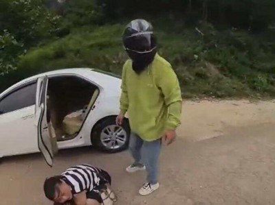 山西晋城6名游客在山区遭上千只马蜂袭击，游客弃车狂奔求救！当地政府已通知消防处理蜂窝