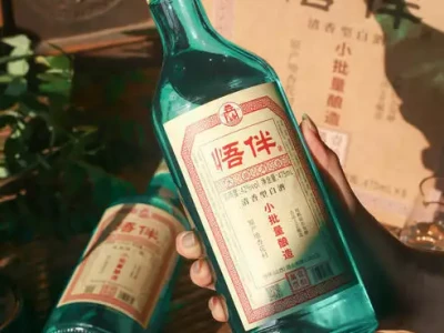山西清香型白酒:品鉴与选购指南在中国白酒的多元化世界中,山西清香型白酒以其独特的风味和深厚的文化底蕴,赢得了无数酒友的青睐。今天,我们将深入探讨这款来自山西的美酒,了解其代表品牌、产品特点、适用场景以及价格等关键信息,助你在品鉴和选购时更加得心应手。