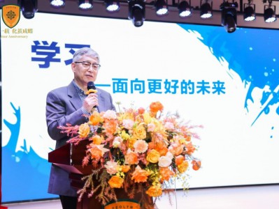 人工智能给教师提出新要求:既理解AI工具逻辑,又深谙人文思辨精髓