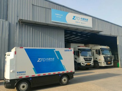 贾汪区首辆无人驾驶快递车“上岗”