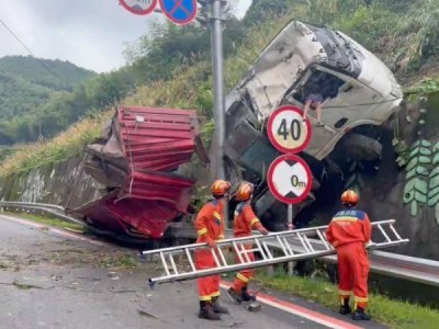 江西赣州：半挂车从山坡滚落至马路边1人被困 消防紧急救援