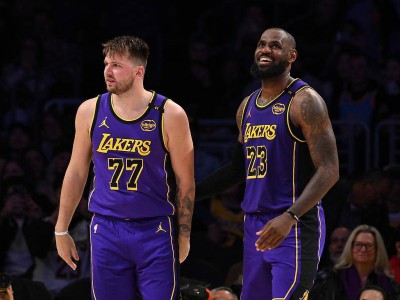 NBA | 湖人双巨头合砍59分 詹姆斯离常规赛千胜一步之遥